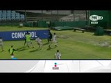 Este futbolista tomó un banderín para defenderse | Qué Importa