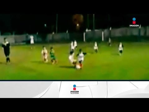 Niño patea a otro niño en lugar del balón | Noticias con Francisco Zea