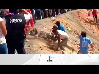 Cae autobús a barranco en Perú | Noticias con Yuriria Sierra