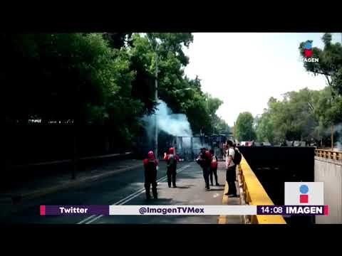 Enfrentamiento en Los Pinos entre padres de los 43 | Noticias con Yuriria Sierra