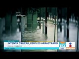 Automóvil que es arrastrado por las fuertes lluvias | Noticias con Francisco Zea