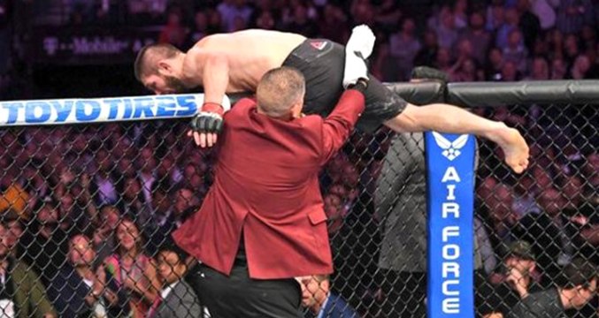 Kafes Dövüşünde Ortalık Karıştı, Kavga Kafesin Dışına Taştı