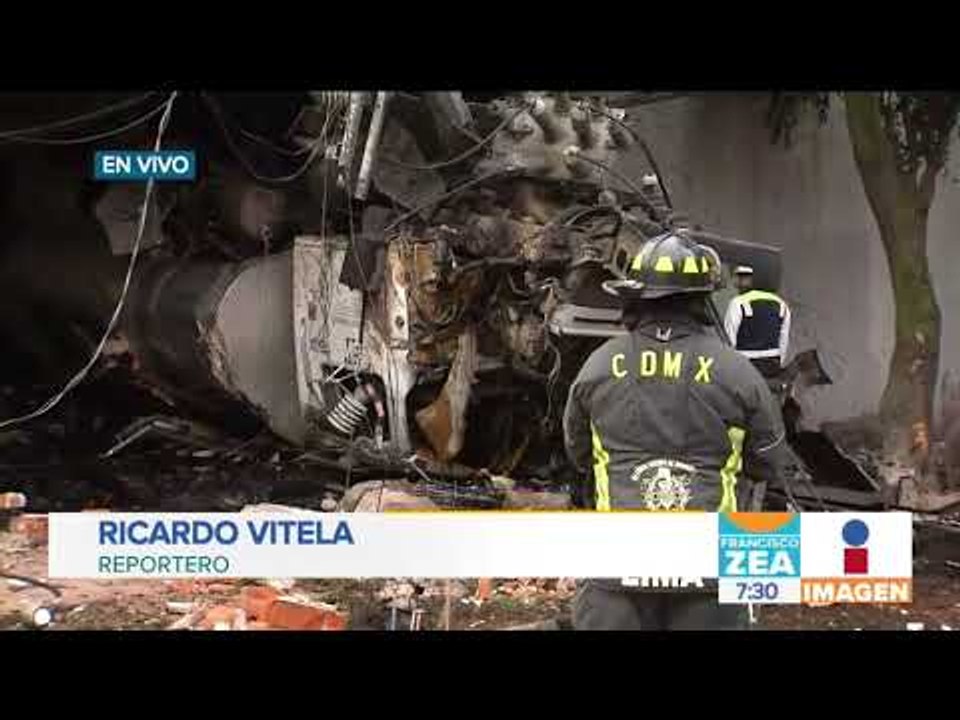 ¡Accidente en madrugada en la CDMX! Pipa de chapopote choca contra casa | Noticias con Francisco Zea