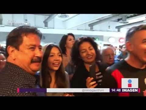 López Obrador pide comida para llevar mientras se toman selfies con él | Noticias con Yuriria