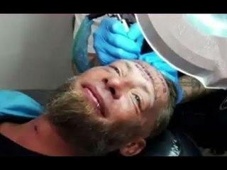 Tatúan a indigente en la frente solo para humillarlo | Noticias con Yuriria