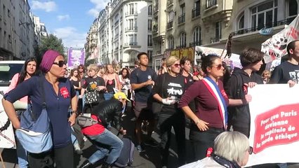 Paris'te Kürk Karşıtı Protesto