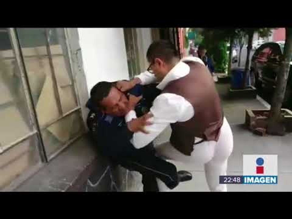 Hombre agrede a policía, lo ahorca aunque lo están grabando | Noticias con Ciro Gómez Leyva