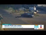 Dos hombres en moto chocan con auto y salen volando | Noticias con Francisco Zea