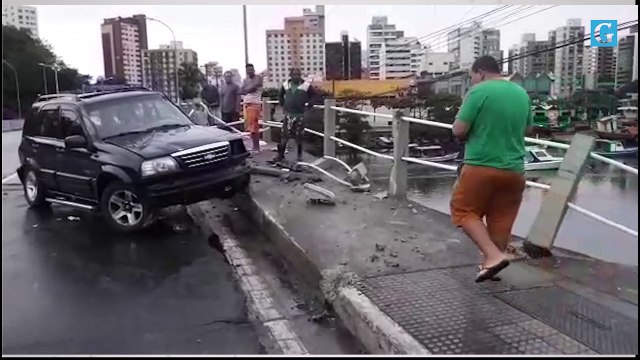 Acidente com carro na ponte de Camburi