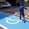 Peinture de parking - à la main sans guide il peint au sol !