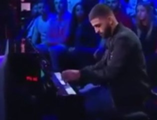 Piyanoda "Çav Bella" çalan Türk milli futbolcu