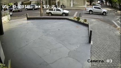 Câmera flagra colisão entre carro e moto