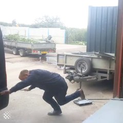 Il voulait juste éviter de marcher sur la peinture fraiche... Raté