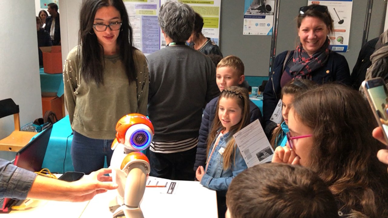 Le robot Nao danse sur une chanson de Michael J...