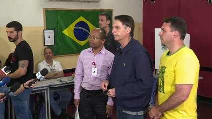 Bolsonaro vota no Rio, Haddad em São Paulo