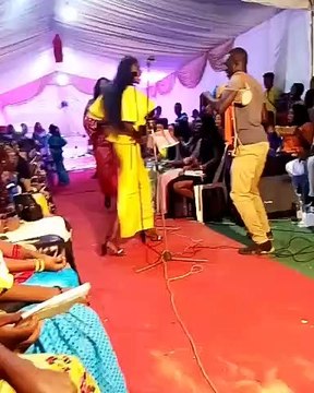 insolite de l'année : En plein sabar, la robe de cette fille se déchire au mauvais moment