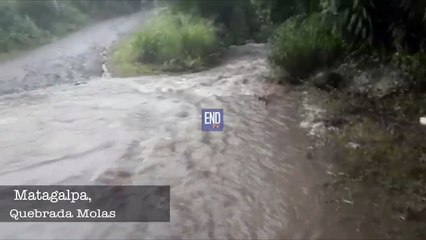 Así de crecida luce la quebrada Molás, en el barrio La carmelita, noroeste de Matagalpa, impidiendo el paso de vehículos. Más información: