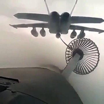 Voilà comment les avions font le plein en vol... Impressionnant