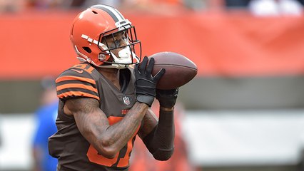 Mayfield lobs pass into Higgins' hands for 26 yards