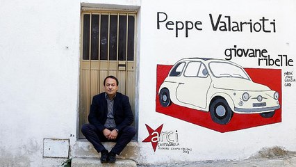 Защитник мигрантов или преступник?