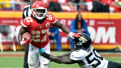 Kareem Hunt takes on Telvin Smith on 24-yard run