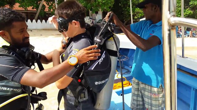Максим Манаков обучается дайвингу на Шри Ланке.
