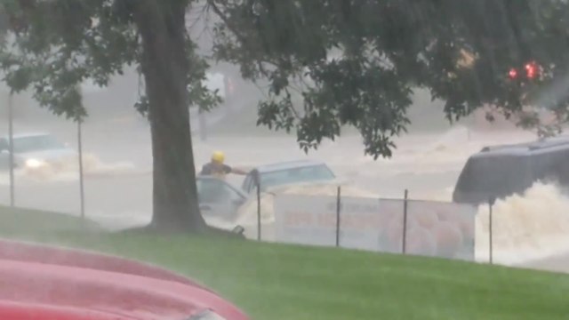 Deux hommes arrivent à sauver une personne coincée dans sa voiture