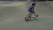 Un skateur percute violemment un enfant en trottinette dans un skatepark