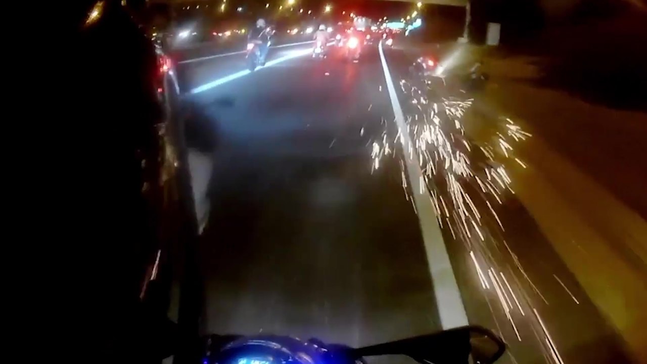 Plusieurs motards tombent sur la route pendant un rassemblement