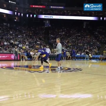 Dos au panier, à une main, Stephen Curry marque du milieu de terrain !