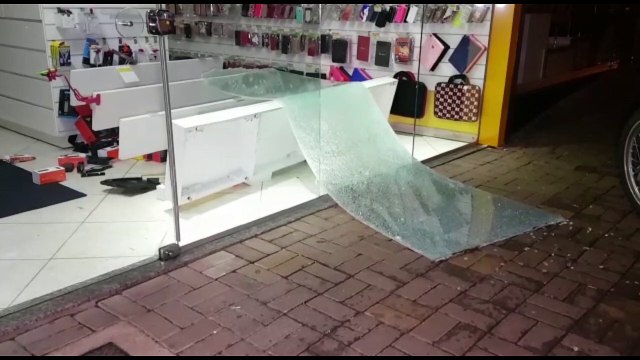 Menores arrombam empresa e furtam caixas de som