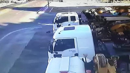 Servis Otobüsü ile Midibüsün Çarpıştığı Feci Kaza Kamerada