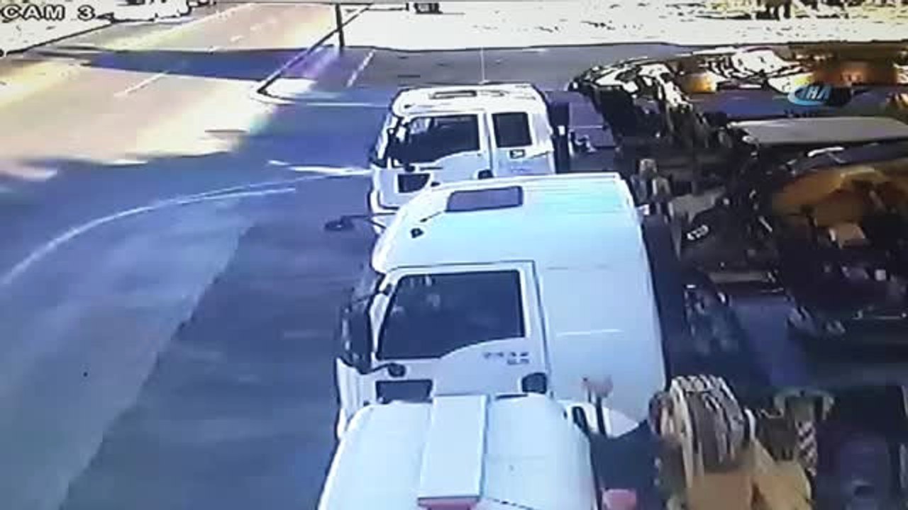 Servis Otobüsü ile Midibüsün Çarpıştığı Feci Kaza Kamerada