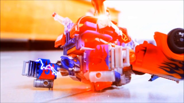 Transformers stop motion:Ultimate Optimus Prime V.S Starscream.柯博文vs天王星