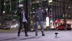 Excelente baile robot o "Robot Dance" ejecutado por este par de artistas callejeros. Podrías usar un paso de baile para la fiesta de esta noche, quién sabe...