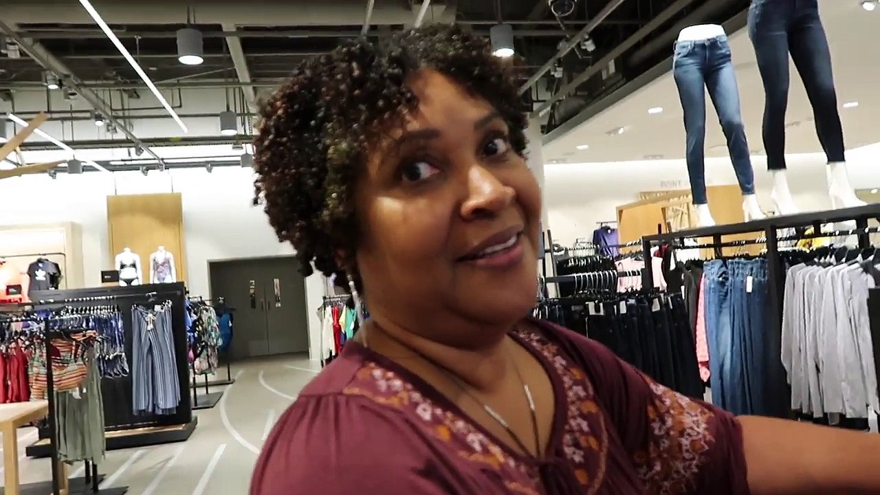 SHOPPING SPREE + STYLING MY MOM! (I Picked Her Outfits!)