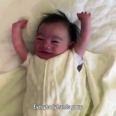 Kundaktan kurtulduğu her gün, aynı hareketi yapan sevimli bebek