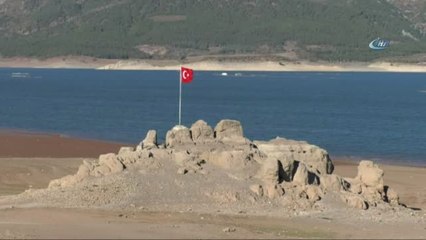 Su Seviyesi Düştü, Kayalık Ortaya Çıktı