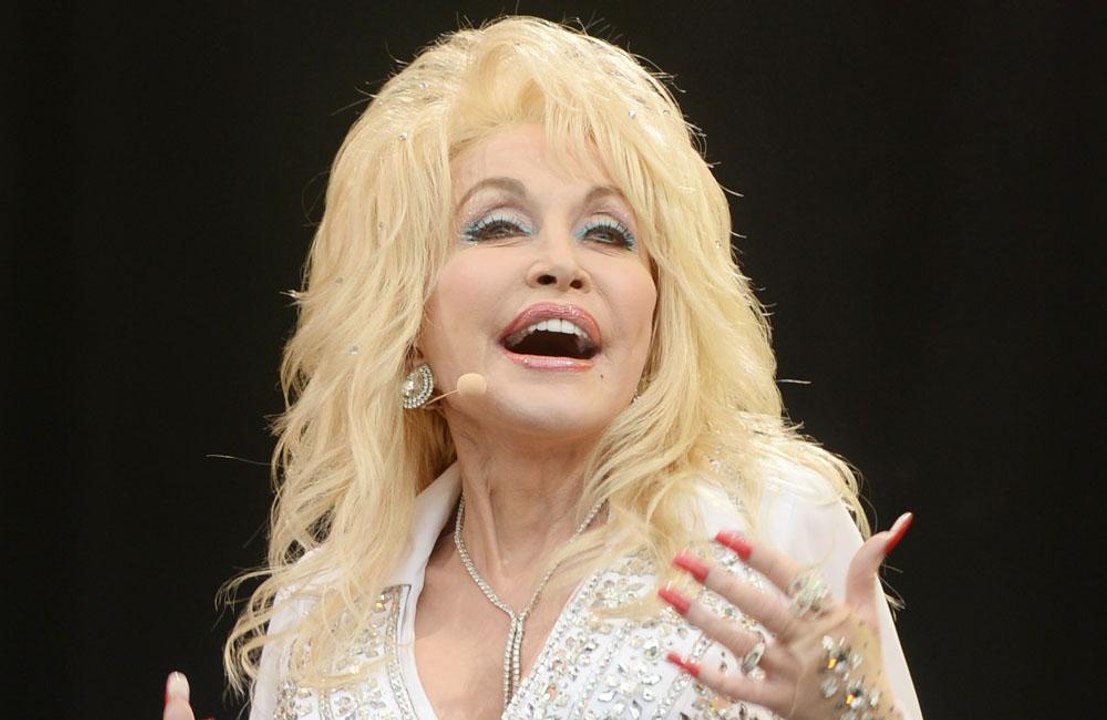Dolly Parton stopped meetings so men could stare at her boobs