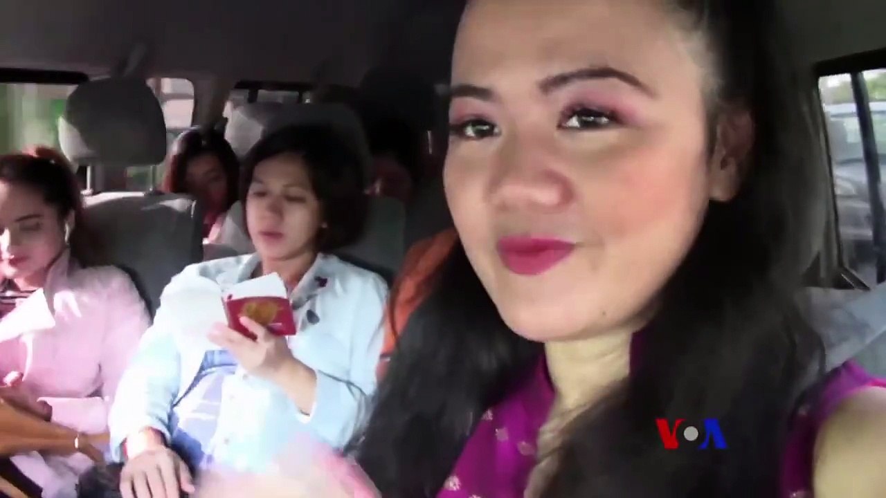 မေၾကးမံုက ႐ံုးသြားတဲ့ဖယ္ရီစီးရင္း အေမရိကန္ပံုစံ အဂၤလိပ္စကားေတြ ဘယ္လိုေျပာလို႔ သံုးလို႔ရလဲဆိုတာ တင္ဆက္ထားပါတယ္။