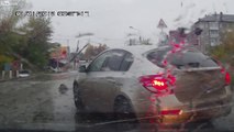 Ce train embarque les câbles électriques et feux rouges !