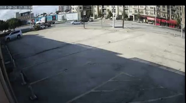 سقوط سيارة من موقف سيا وتهبط أمام محل غسيل للسيارات