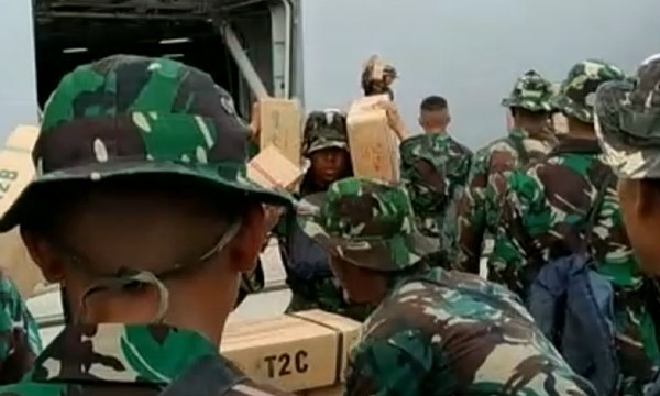 Kapal TNI Kirim Bantuan untuk Korban Gempa Sulteng
