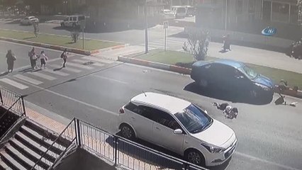 Otomobil Yaya Geçidindeki Yayaların Arasına Böyle Daldı: 1'i Ağır, 3 Yaralı
