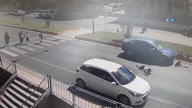 Otomobil Yaya Geçidindeki Yayaların Arasına Böyle Daldı: 1'i Ağır, 3 Yaralı