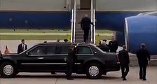 Donald Trump monte dans son avion avec du papier collé sous une chaussure