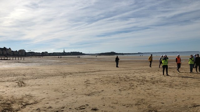 Les lycéens dinardais nettoient les plages