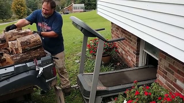 Utiliser un tapis de course pour transporter des bûches