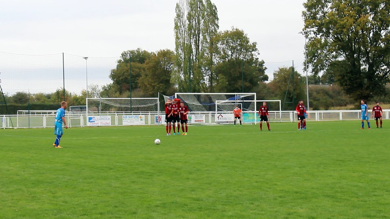 07/10/2018 : Soulgé VS Les Herbiers : Coup Franc de Tuche et bel arrêt du gardien des Herbiers.