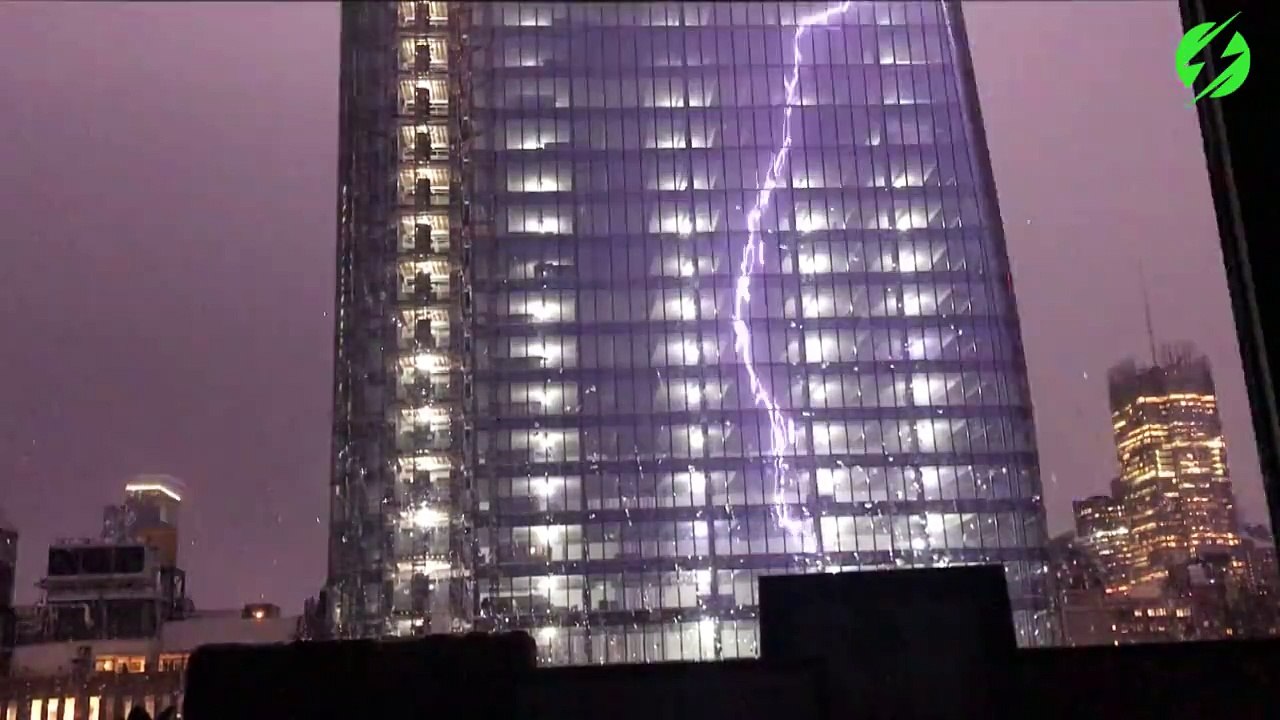 En plein orage un éclair se reflète dans ce building : magnifique